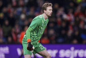 Frederik Rønnow i den danske landsholdsdragt i kampen mod Færøerne på Brøndby Stadion.