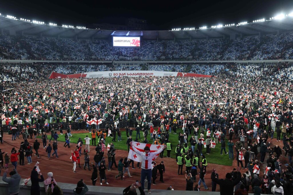 Georgiske fans invaderer banen i ekstase, da det georgiske landshold sikrer EM-billet for første gang nogensinde.