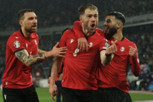 Georgien-spillere jubler efter 1-0-scoringen i EM-kval play-off semifinalen imod Luxembourg.