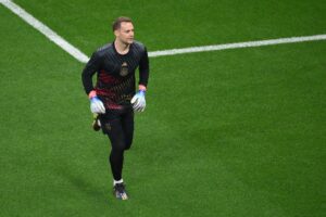 Manuel Neuer under opvarmningen til en kamp ved VM i Qatar.