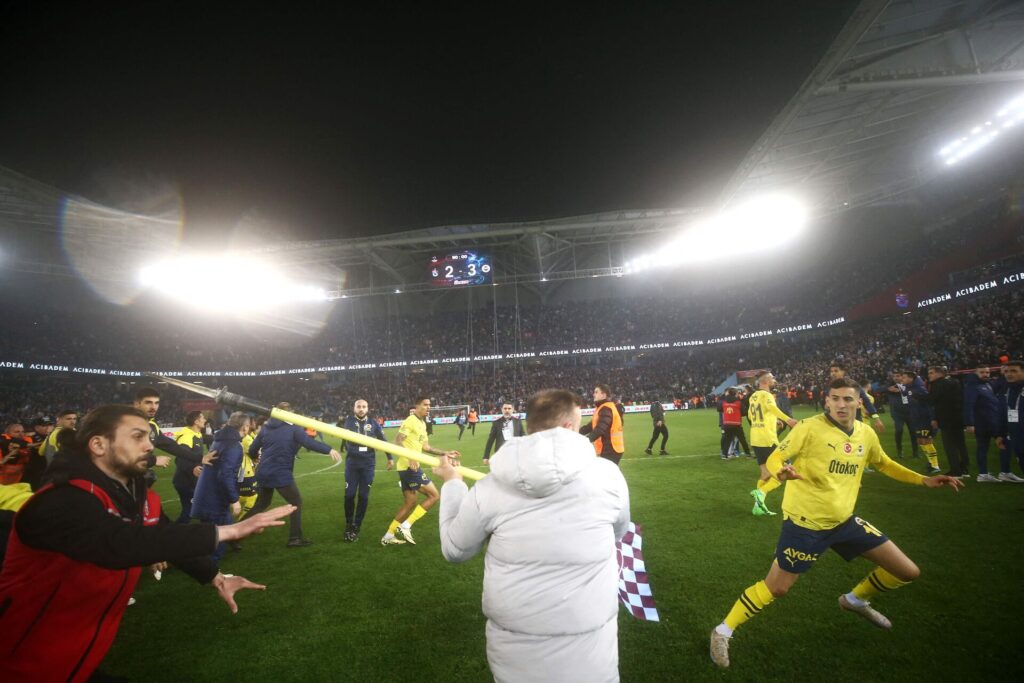 Fans var i cambolage med spillerne under Trabzonspor og Fenerbahce.