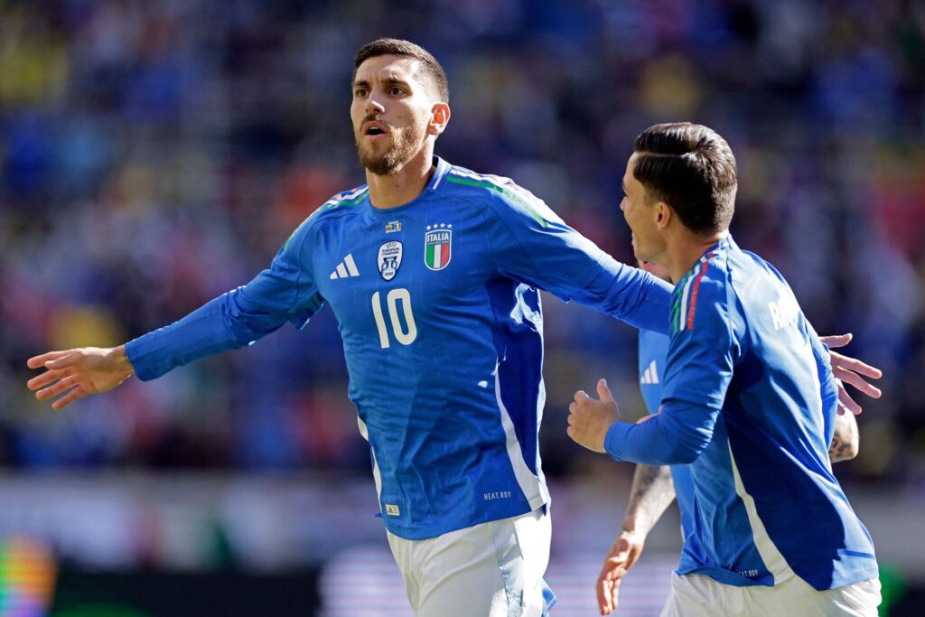 Lorenzo Pellegrini fejrer sin scoring i Italiens testkamp imod Ecuador.