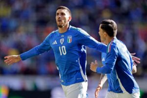 Lorenzo Pellegrini fejrer sin scoring i Italiens testkamp imod Ecuador.
