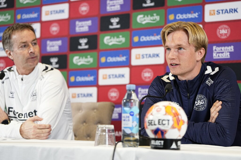 Kasper Hjulmand og Viktor Kristiansen til pressemøde hos DBU forud for en landskamp.