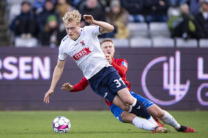 AGF's Tobias Bech i færd med at blive tacklet i kampen mod Hvidovre.