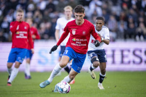 Hvidovre IF's Lirim Qamili forsøger at løbe fra AGF's Gift Links i klubbernes interne opgør.