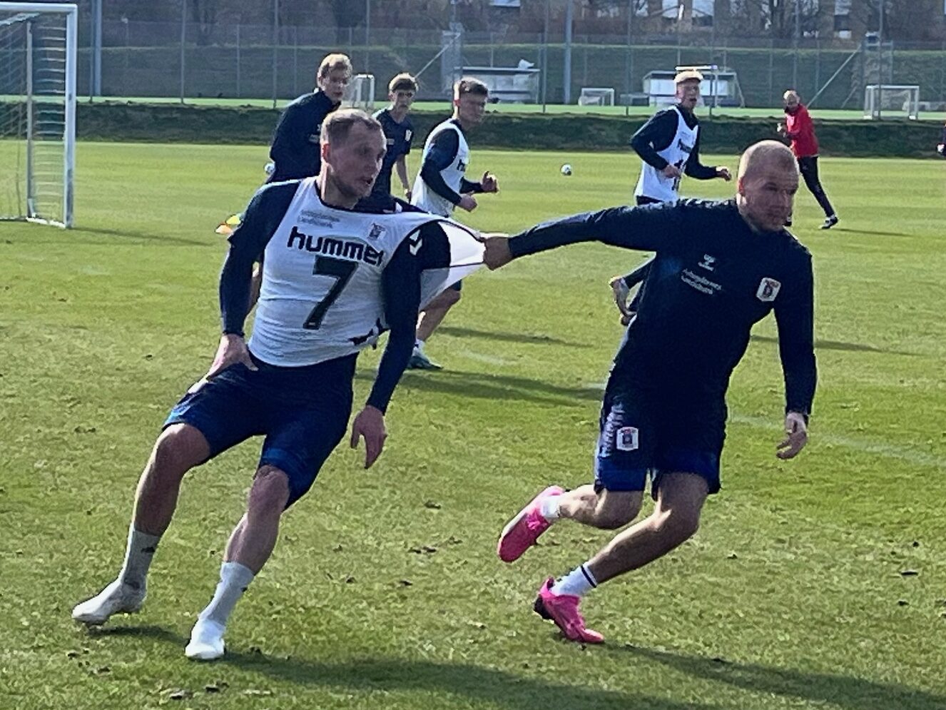 Benjamin Hvidt i fysisk duel med Nicolai Poulsen ved AGF's træning på Fredensvang.