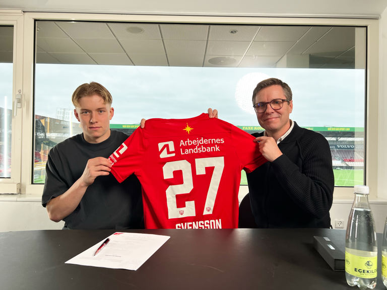 Daniel Svensson og Jan Laursen holder Svenssons trøje i FCN op