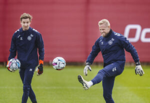 Kasper Schmeichel under en træning med landsholdet side om side med Frederik Rønnow.