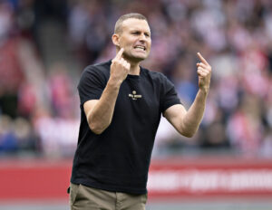 Kolding IF-cheftræner Kristoffer Wichmann med håndtegn i kampen mod AaB.