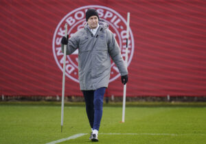 Kasper Hjulmand styrer slagets gang under en træning med det danske landshold.