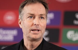 Kasper Hjulmand kigger ud mod de fremmødte pressefolk på dagens pressemøde