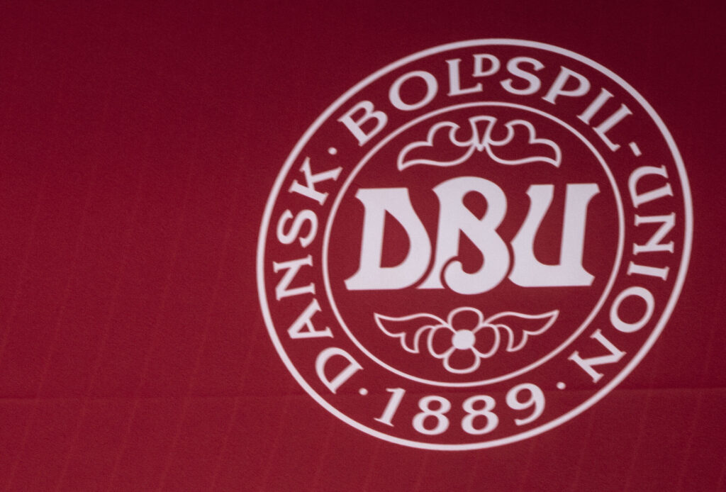 DBU's logo på en rød baggrund