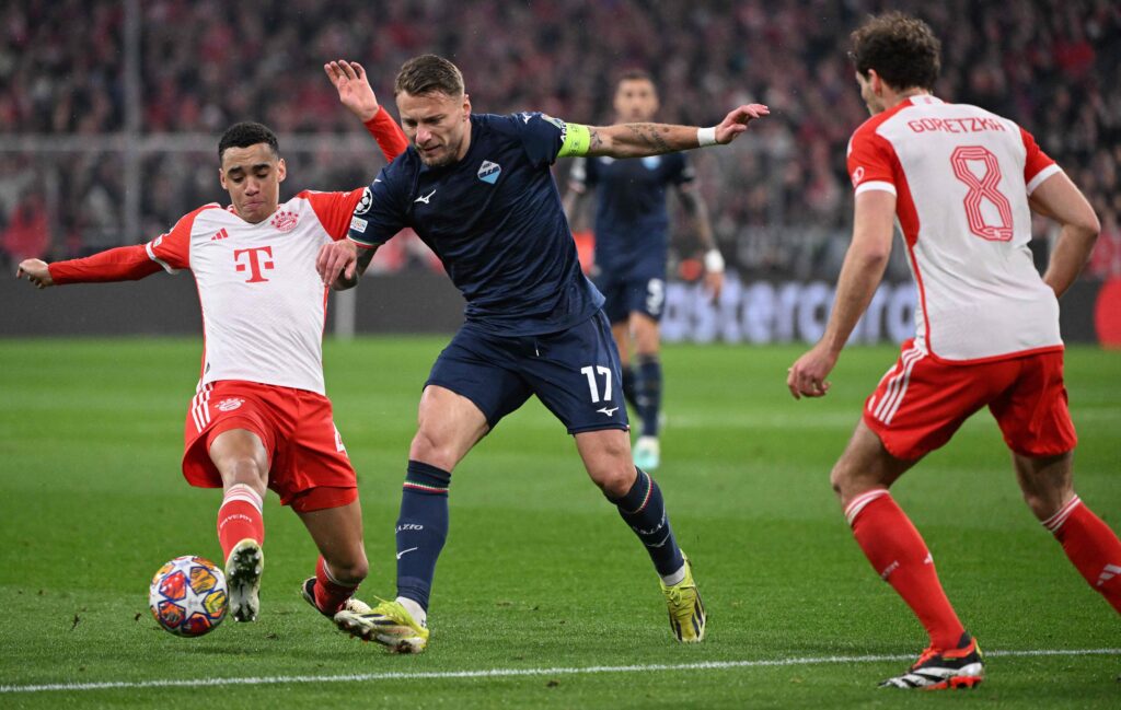 Ciro Immobile i duel med spillere fra FC Bayern München i klubbernes opgør i Champions League