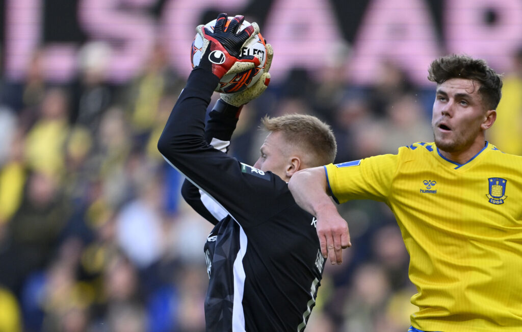 Lucas Lund Pedersen, Viborg FF og Mathias Kvistgaarden, Brøndby IF kæmper om bolden i Superliga opgøret på Brøndby Stadion mellem Brøndby IF og Viborg FF søndag den 8. oktober 2023.