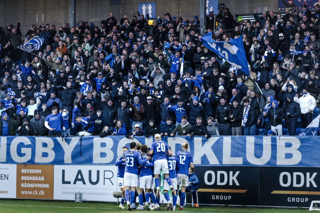 Lyngby-spillerne jubler med sine fans efter en scoring mod Viborg i Superligaen.