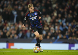 Magnus Mattsson i aktion for F.C. København i ottendedelsfinalen mod Manchester City i Champions League.
