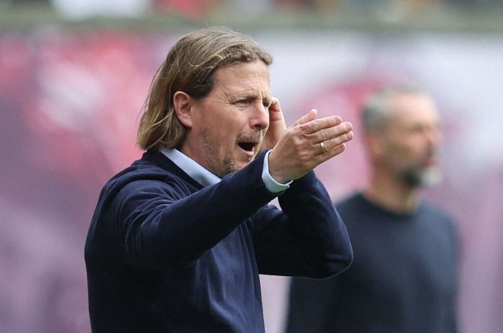 Bo Henriksen redder sig i håret og peger med hånden i kamp for Mainz mod Leipzig