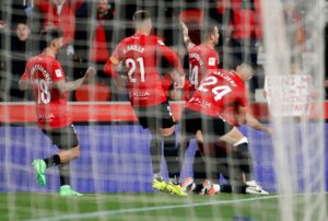 Mallorca tog alle tre point søndag aften, da de sendte en hjælpende hånd til Real Madrid, som også smed point i weekenden.