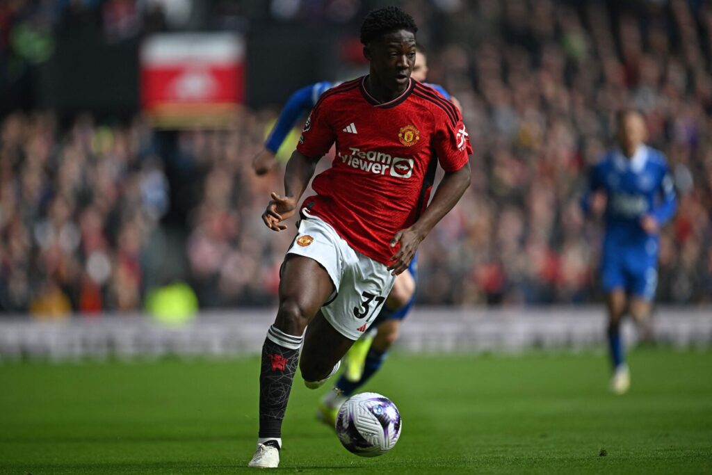 Kobbie Mainoo i aktion for Manchester United i en Premier League-kamp mod Everton.