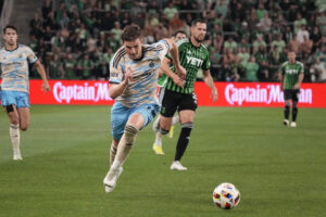 Mikael Uhre jagter bolden i et MLS-opgør for Philadelphia Union.