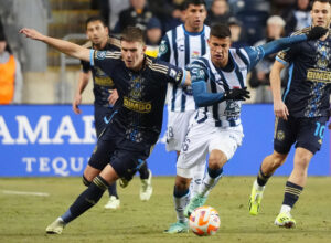 Mikael Uhre i duel om bolden med en spiller i UAS