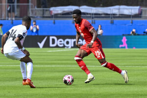 Aplhonso Davies i aktion for det canadiske landsholds.