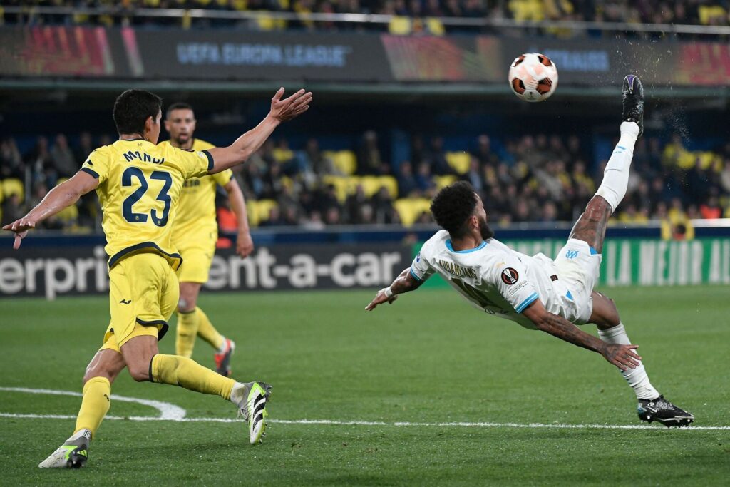 Pierre-Emerick Aubameyang forsøger et saksespark for Marseille imod Villarreal i Europa League.