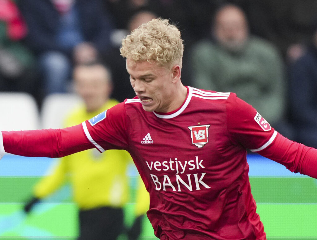 Max Fenger (OB 30) mod Oliver Provstgaard (VB 4) da Vejle Boldklub møder OB i Superligaen på Vejle Stadion søndag den 10. marts 2024.