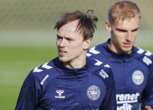 Mikkel Damsgaard og Gustav Isaksen under træningen i Helsingør, mandag den 18. marts 2024. Holdet møder lørdag Schweiz i en venskabskamp forud for EM.