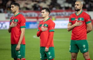 Sofyan Amrabat under den marokkanske nationalmelodi.