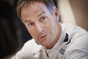 Landstræner Kasper Hjulmand sidder landsholdstøj og svarer på spørgsmål