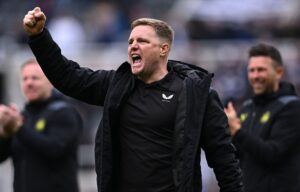 Eddie Howe jubler med en arm ud til Newcastles fans efter sejren over West Ham