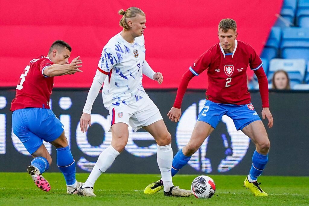 Erling Haaland i aktion for Norges landshold mod Tjekkiet.