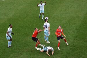 Spillere fra Luton og Nottingham Forest kæmper om bolden