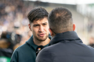 Kevin Diks under interview med Discovery+.