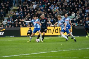 Tobias Slotsager i nærkamp med Orri Oskarsson.