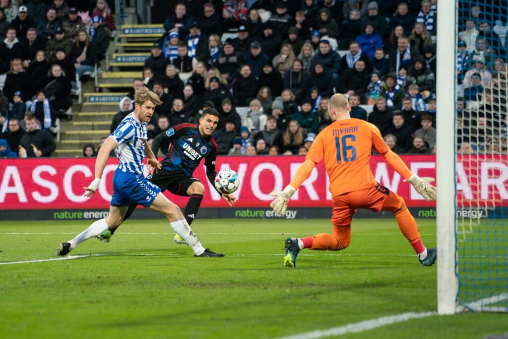 Mohamed Elyounoussi skyder på mål i Superliga-kampen imellem FCK og OB.