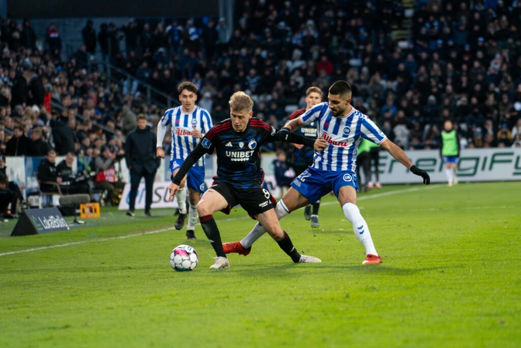 Magnus Mattsson i nærkamp med Rami Al Hajj i Superliga-kampen imellem FCK og OB.