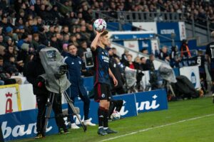 Elias Jelert klar til at tage indkast i Superliga-kampen imellem OB og FCK