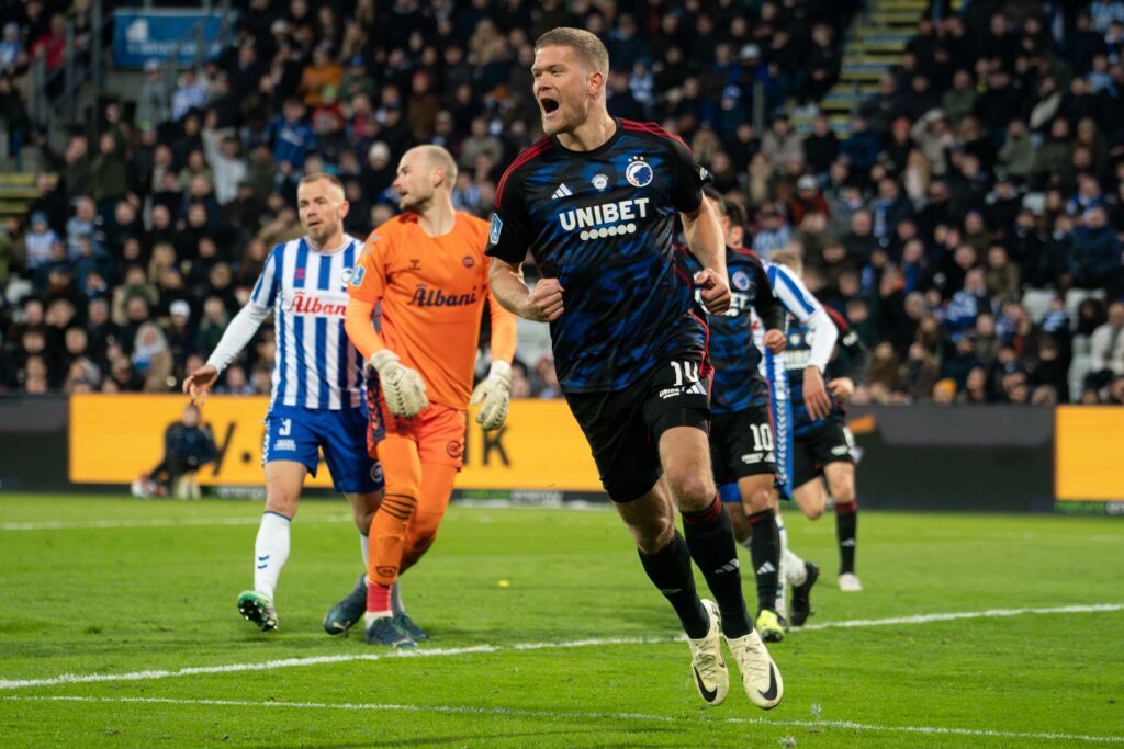 Andreas Cornelius scorer imod OB i Superliga-kampen mellem OB og FCK.