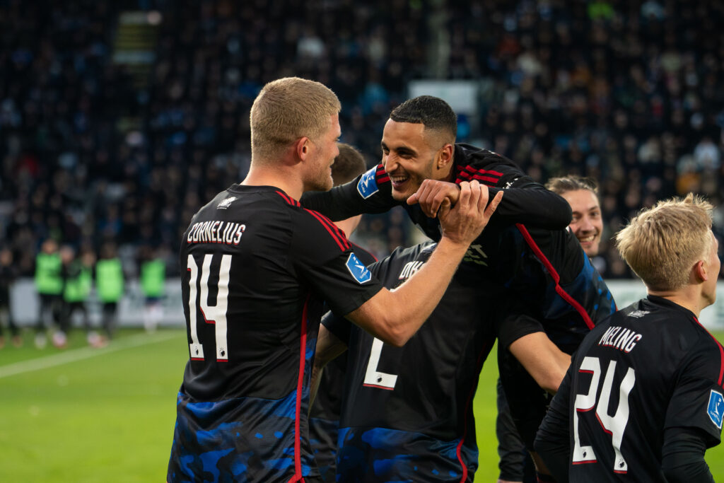 Andreas Cornelius og Elias Achouri fejrer Cornelius' scoring i kampen mellem OB og FCK.