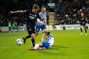 Baskhim Kadrii tackler Elias Jelert i Superliga-kampen mellem OB og FC