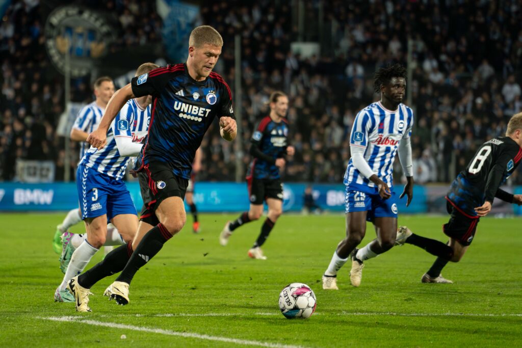 Andreas Cornelius har bolden i Superliga-kampen mellem OB og FC