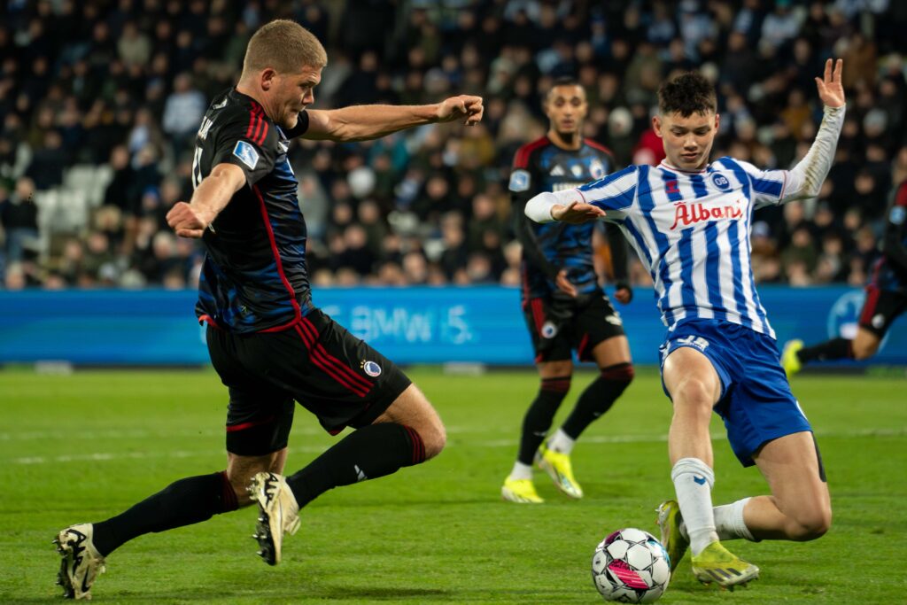 Tobias Slotsager tackler Andreas Cornelius i Superliga-kampen mellem OB og FC