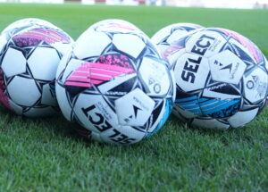 Bolde ligger på græsset