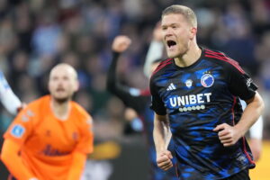 Andreas Cornelius jubler over sin scoring i udekampen mod OB.