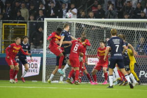 Kamp om bolden i pokalsemifinalen mellem FC Nordsjælland og AGF.