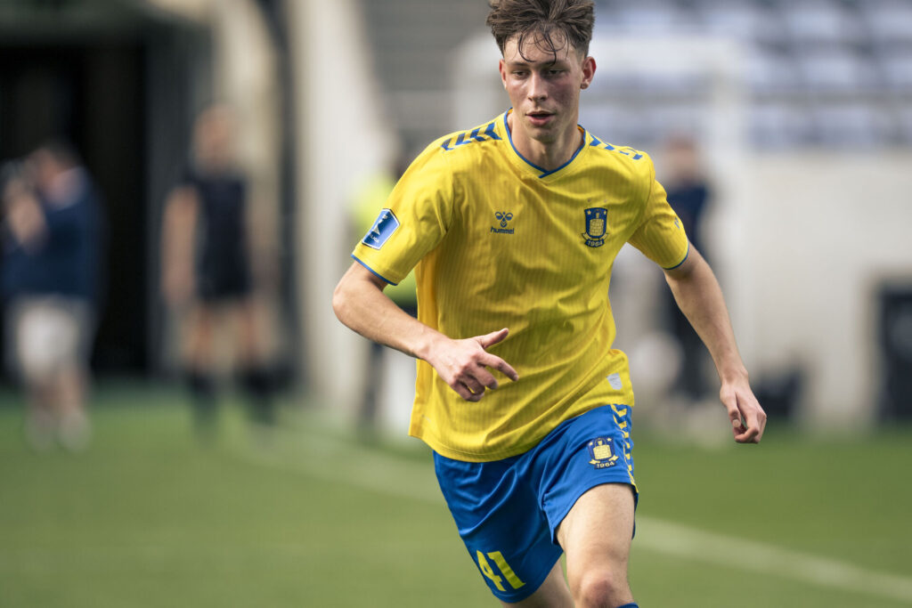 Oscar Schwartau i aktion for Brøndby IF mod F.C. København.