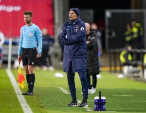 Landstræner Ståle Solbakken på sidelinjen under kampen mellem Norge og Tjekkiet.